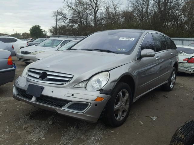 4JGCB75E86A002405 - 2006 MERCEDES-BENZ R 500 SILVER photo 2