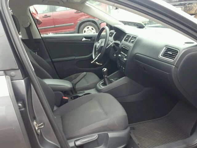 3VW1K7AJXEM443238 - 2014 VOLKSWAGEN JETTA BASE GRAY photo 5