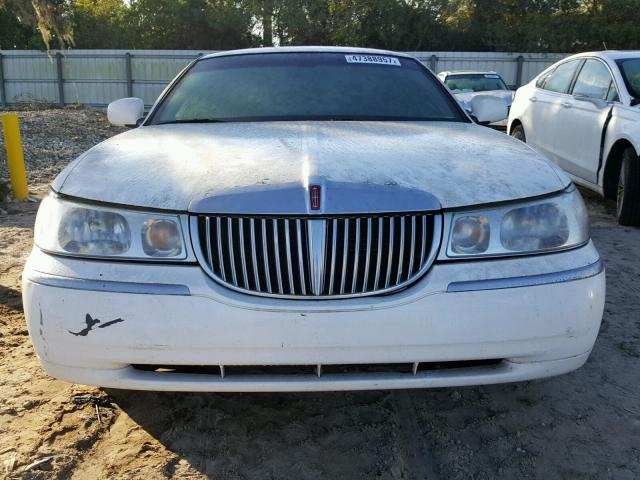 1LNHM82W22Y649404 - 2002 LINCOLN TOWN CAR S WHITE photo 9