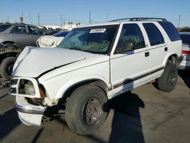 1GNDT13W9T2303650 - 1996 CHEVROLET BLAZER WHITE photo 2