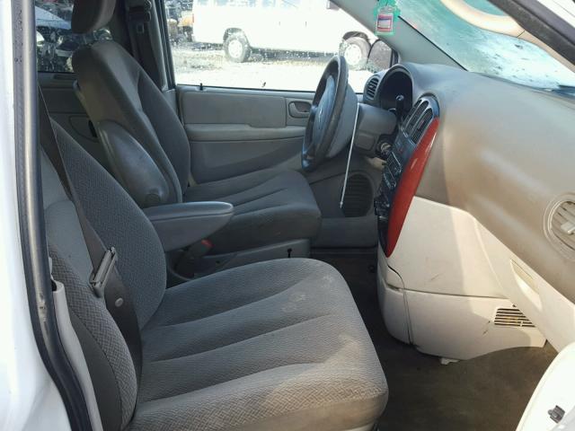 2A4GP44R16R637868 - 2006 CHRYSLER TOWN & COU WHITE photo 5