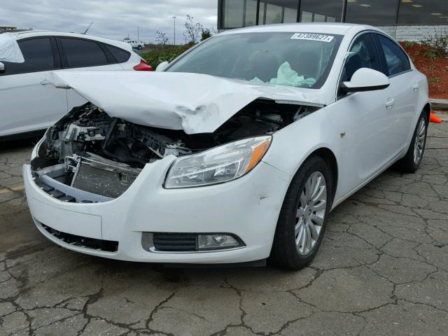 W04GR5ECXB1001569 - 2011 BUICK REGAL CXL WHITE photo 2