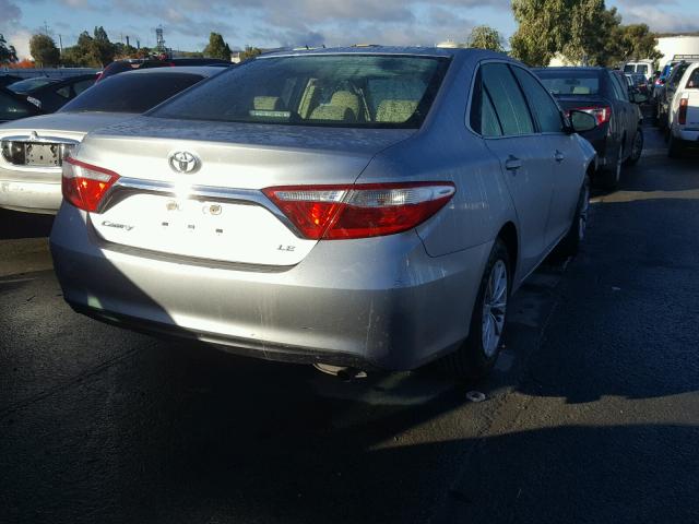 4T1BF1FK4FU070958 - 2015 TOYOTA CAMRY LE ვერცხლისფერი ფოტო 4