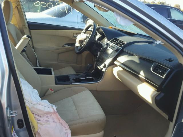 4T1BF1FK4FU070958 - 2015 TOYOTA CAMRY LE ვერცხლისფერი ფოტო 5