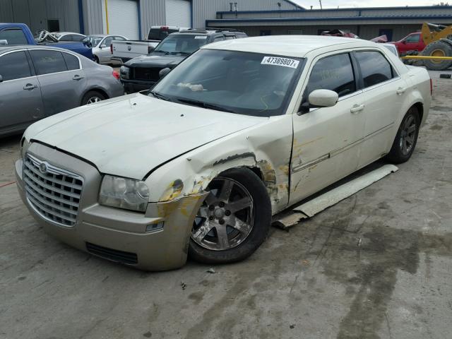 2C3KA53G67H888128 - 2007 CHRYSLER 300 TOURIN WHITE photo 2