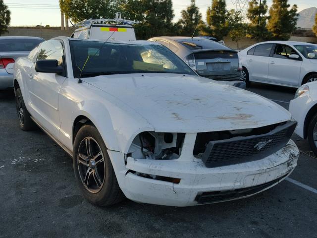 1ZVFT80N765185412 - 2006 FORD MUSTANG WHITE photo 1