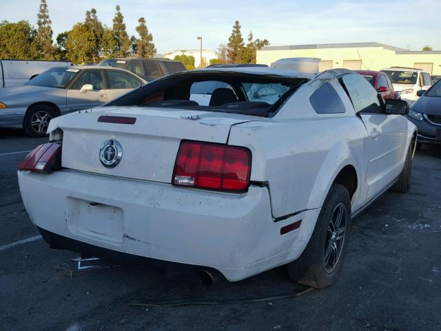 1ZVFT80N765185412 - 2006 FORD MUSTANG WHITE photo 4