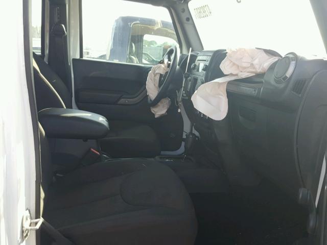 1C4BJWDG4HL576975 - 2017 JEEP WRANGLER U WHITE photo 5