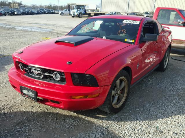 1ZVFT80NX65147835 - 2006 FORD MUSTANG RED photo 2