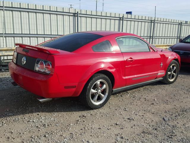 1ZVFT80NX65147835 - 2006 FORD MUSTANG RED photo 4