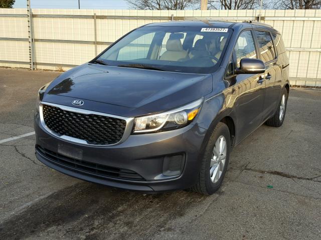 KNDMB5C17F6061297 - 2015 KIA SEDONA LX CHARCOAL photo 2