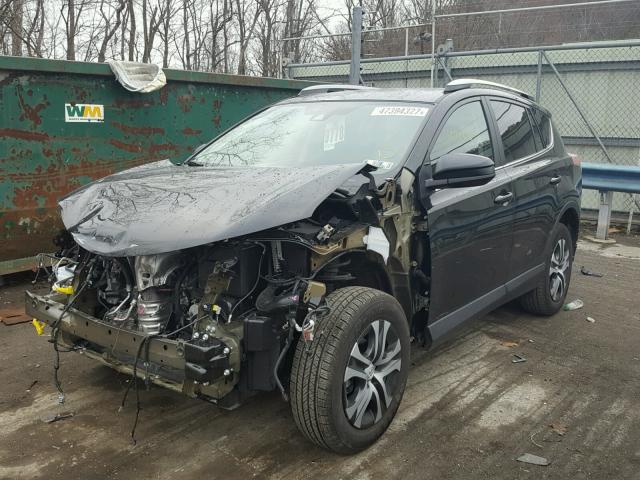 2T3BFREVXHW624119 - 2017 TOYOTA RAV4 LE Qara foto 2