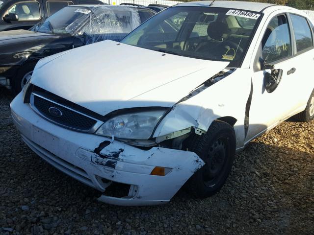 1FAHP34N67W338098 - 2007 FORD FOCUS ZX4 WHITE photo 9