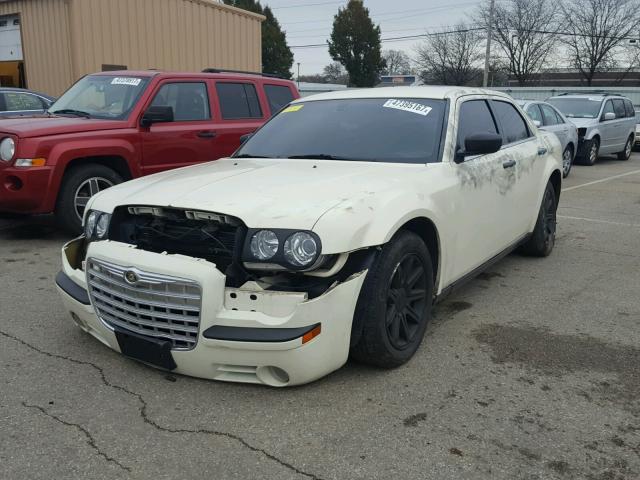 2C3JA63H55H658166 - 2005 CHRYSLER 300C CREAM photo 2