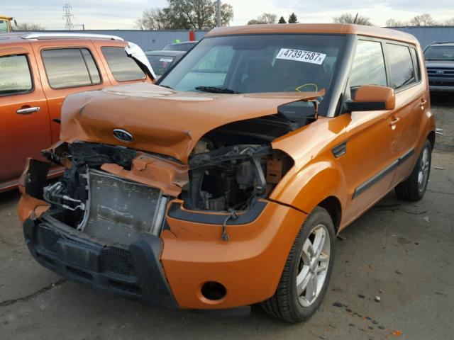 KNDJT2A28B7237918 - 2011 KIA SOUL ORANGE photo 2