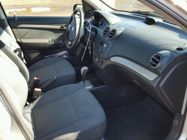 KL1TD56618B050312 - 2008 CHEVROLET AVEO BASE SILVER photo 5