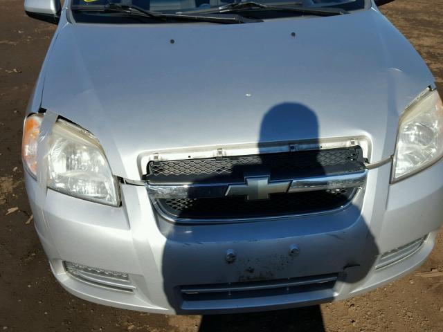 KL1TD56618B050312 - 2008 CHEVROLET AVEO BASE SILVER photo 9