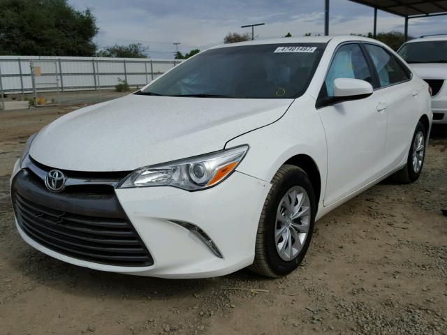 4T4BF1FK1GR564122 - 2016 TOYOTA CAMRY LE WHITE photo 2