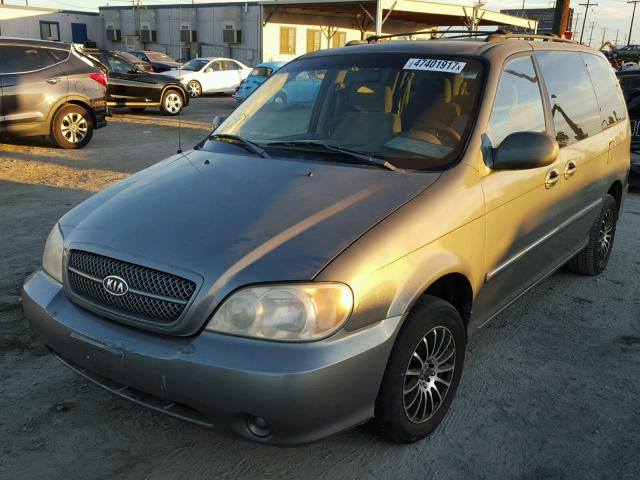 KNDUP132556725842 - 2005 KIA SEDONA BROWN photo 2