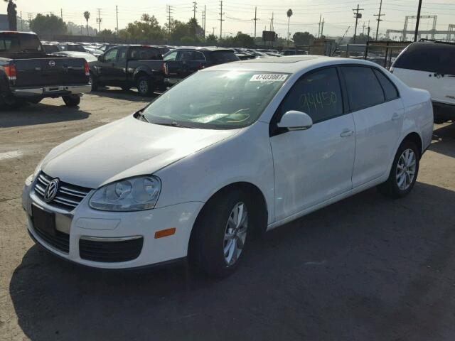 3VWRZ7AJXAM168690 - 2010 VOLKSWAGEN JETTA SE WHITE photo 2