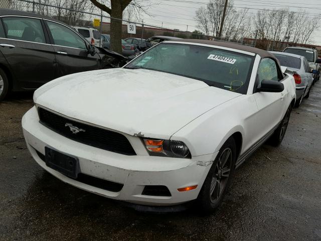 1ZVBP8EM0C5286547 - 2012 FORD MUSTANG WHITE photo 2