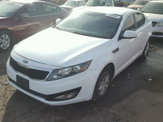 5XXGM4A76CG008922 - 2012 KIA OPTIMA LX WHITE photo 2