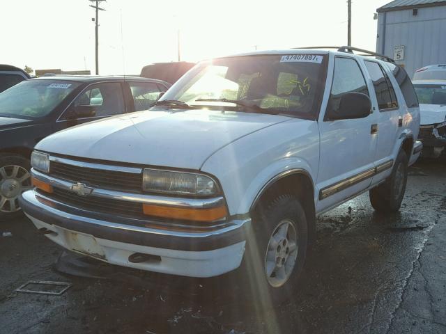 1GNDT13W4WK190341 - 1998 CHEVROLET BLAZER WHITE photo 2