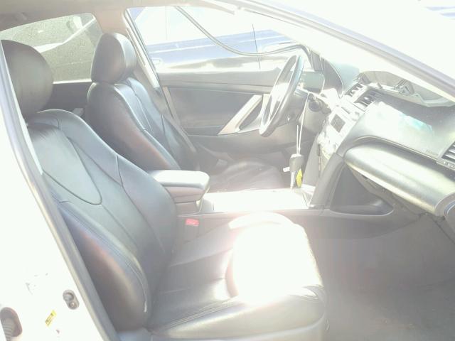 4T1BF3EK2BU637160 - 2011 TOYOTA CAMRY BASE WHITE photo 5