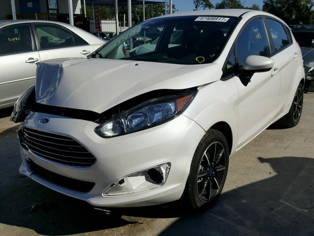 3FADP4EJ3HM130200 - 2017 FORD FIESTA SE WHITE photo 2