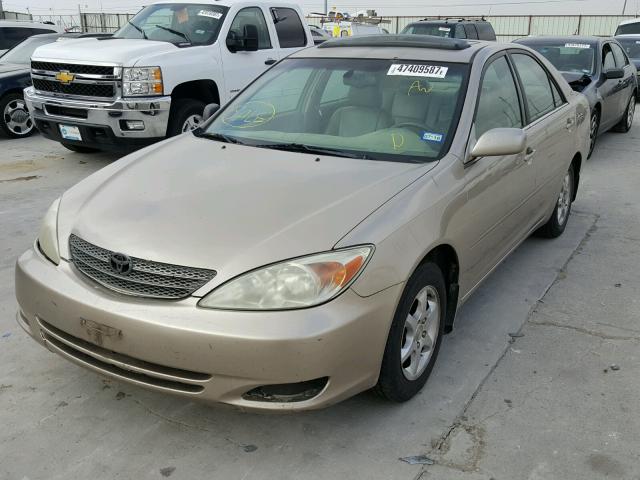 JTDBE32K220024491 - 2002 TOYOTA CAMRY LE TAN photo 2