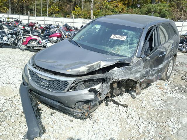 5XYKT3A14CG203335 - 2012 KIA SORENTO BA GRAY photo 2