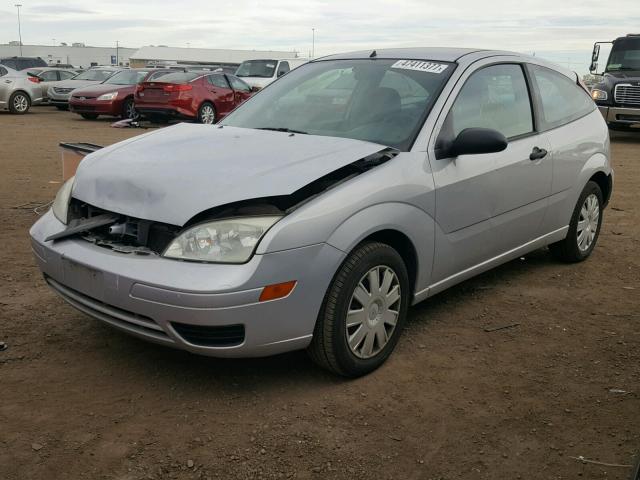 3FAFP31N15R131856 - 2005 FORD FOCUS ZX3 SILVER photo 2