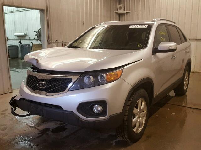 5XYKTCA10BG055389 - 2011 KIA SORENTO BA SILVER photo 2