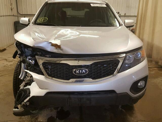 5XYKTCA10BG055389 - 2011 KIA SORENTO BA SILVER photo 9