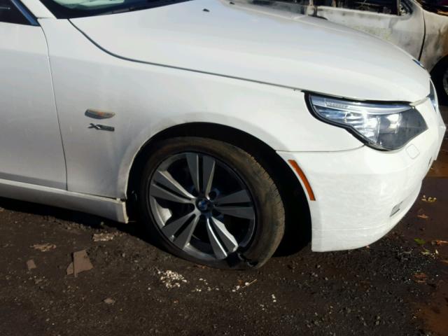 WBANV13589C152167 - 2009 BMW 528 XI WHITE photo 9