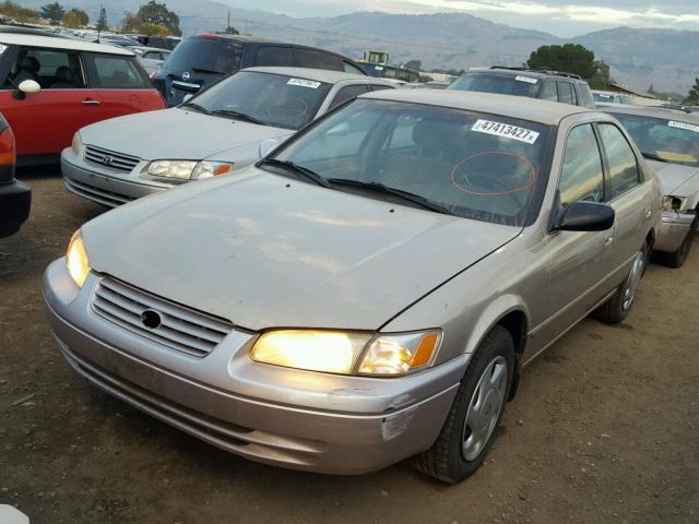 JT2BF22K3W0111466 - 1998 TOYOTA CAMRY CE BEIGE photo 2