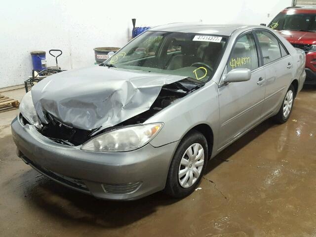 4T1BE32K95U602739 - 2005 TOYOTA CAMRY LE GRAY photo 2