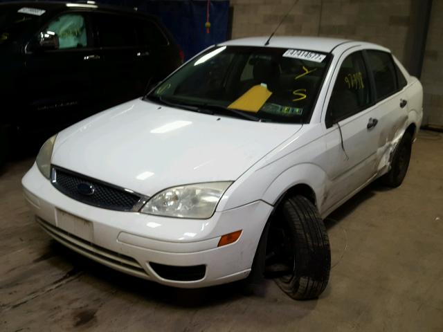 1FAFP34N07W105955 - 2007 FORD FOCUS ZX4 WHITE photo 2