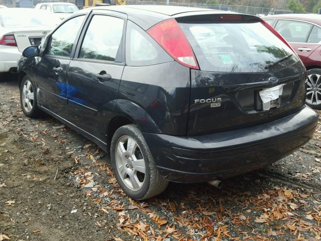 3FAFP37N05R130642 - 2005 FORD FOCUS ZX5 BLACK photo 3