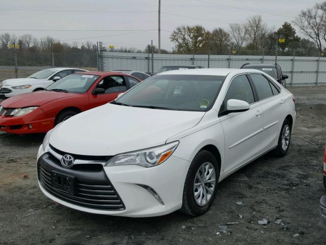 4T4BF1FK4FR448136 - 2015 TOYOTA CAMRY LE WHITE photo 2