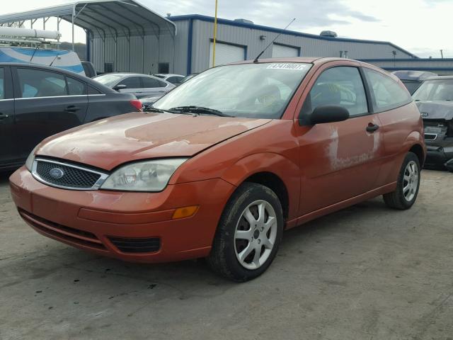 3FAFP31N65R127527 - 2005 FORD FOCUS ZX3 ORANGE photo 2