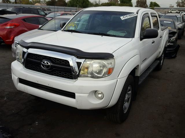 3TMJU4GN4BM125536 - 2011 TOYOTA TACOMA DOU WHITE photo 2