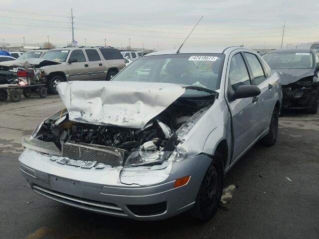 1FAFP34N15W289283 - 2005 FORD FOCUS ZX4 SILVER photo 2