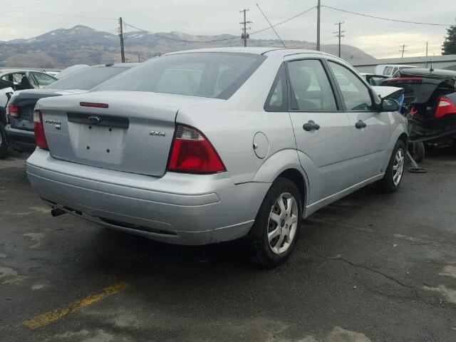 1FAFP34N15W289283 - 2005 FORD FOCUS ZX4 SILVER photo 4