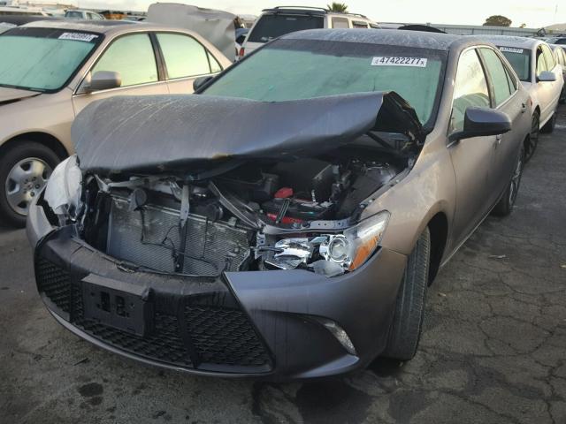 4T1BF1FK5HU647967 - 2017 TOYOTA CAMRY LE GRAY photo 2