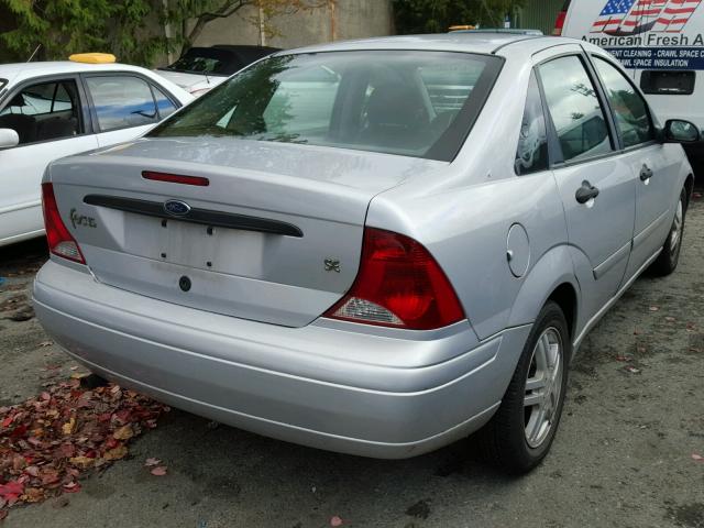 1FAFP34302W103520 - 2002 FORD FOCUS SE SILVER photo 4