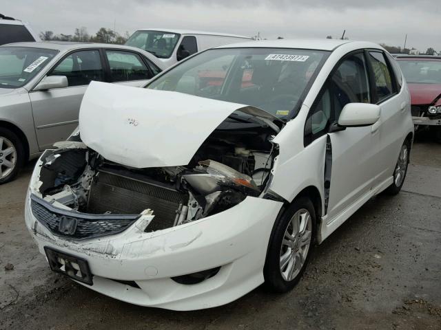 JHMGE88409S026796 - 2009 HONDA FIT SPORT WHITE photo 2