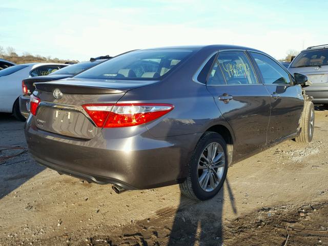 4T1BF1FK6HU626903 - 2017 TOYOTA CAMRY LE ნაცრისფერი ფოტო 4
