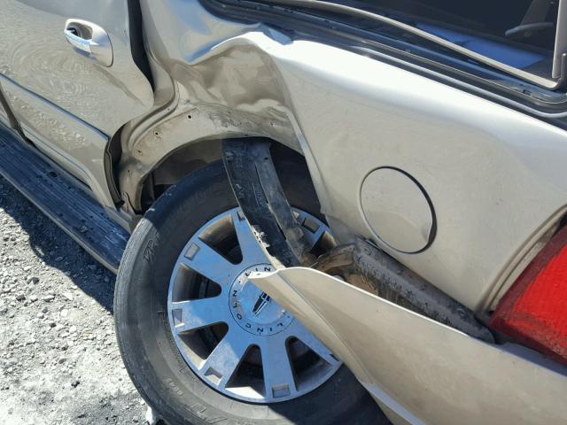 5LMFU28RX4LJ29244 - 2004 LINCOLN NAVIGATOR 金色 照片 9
