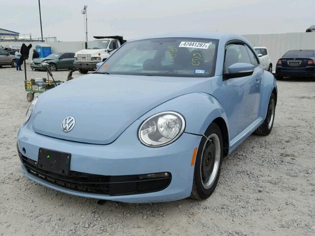 3VWJP7AT2CM606450 - 2012 VOLKSWAGEN BEETLE BLUE photo 2